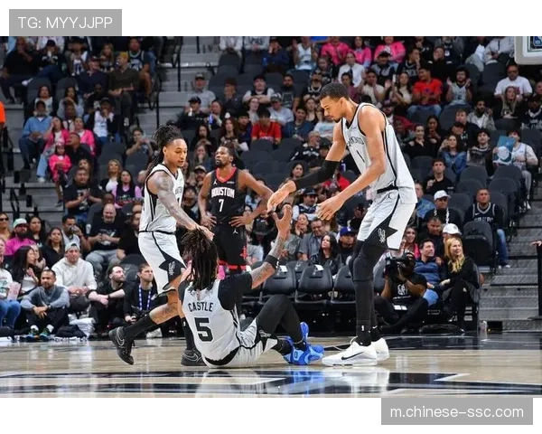 马刺新帅米奇约翰逊确立文班亚马为战术轴心，高位策应体系激活全队进攻